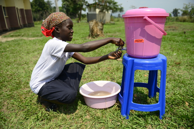 Ebola : l’UNFPA-Togo renforce le dispositif de lavage des mains