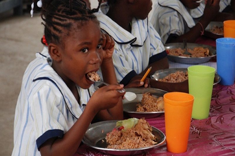 Le gouvernement veut mieux surveiller le secteur de l’alimentation scolaire.