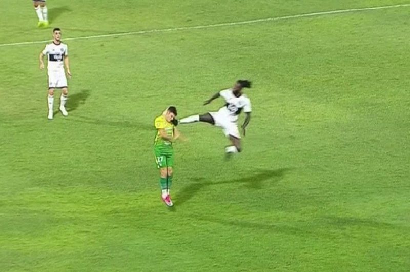 Togo/Football: Emmanuel Adebayor expulsé après un geste mal maîtrisé avec son club Olympia.