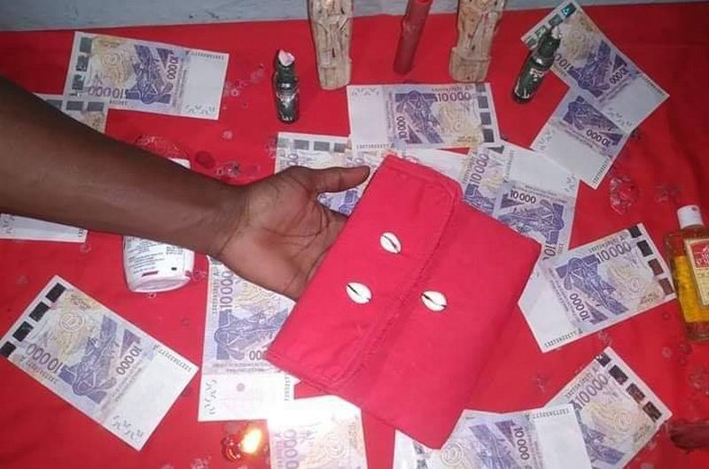 Togo: quatre(04) faux marabouts “porte-monnaie magique” arrêtés par la police.