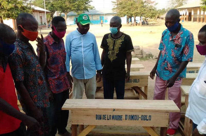 Togo / La mairie d’Amou Oblo a offert des table-bancs aux divers établissements